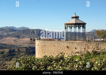 I turisti affacciato sulla valle presso la scogliera, Alameda del Tajo Parco di Ronda, Andalusia, Spagna Foto Stock