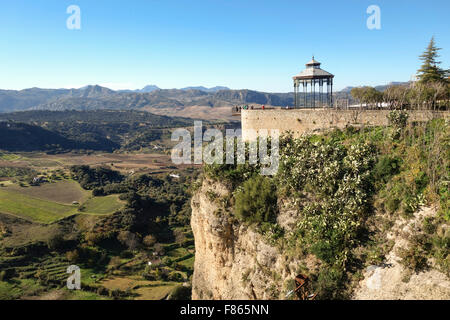 I turisti affacciato sulla valle presso la scogliera, Alameda del Tajo Parco di Ronda, Andalusia, Spagna Foto Stock