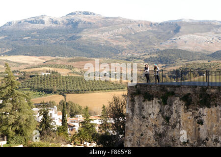 I turisti affacciato sulla valle presso la scogliera, di Ronda, Andalusia, Spagna Foto Stock