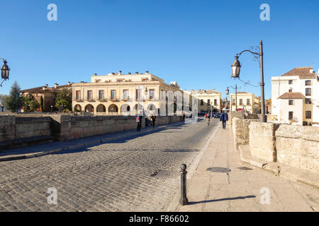 Puente Nuevo e la città vecchia con il Parador Hotel a Ronda, Andalusia, Spagna Foto Stock