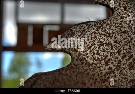 Vecchio arrugginito legno sega da taglio per impieghi pesanti macro Foto Stock