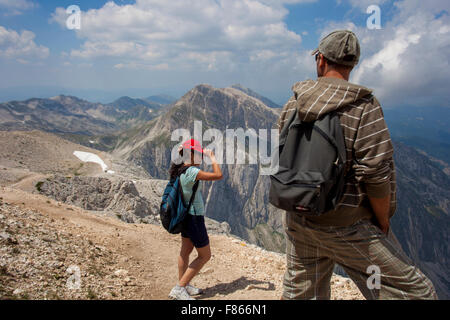 L uomo e la donna in piedi sul versante guardando verso il basso Foto Stock