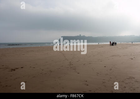 Scarborough North Sands visto dalla spiaggia. Misty meteo. Scarborough, North Yorkshire, Regno Unito. Foto Stock