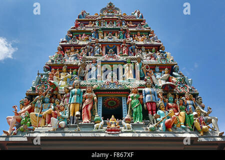 Decorazioni su la porta del Tempio Hindu Sri Mariamman, Singapore, Repubblica di Singapore Foto Stock