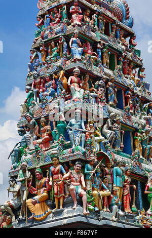 Decorazioni su la porta del Tempio Hindu Sri Mariamman, Singapore, Repubblica di Singapore Foto Stock