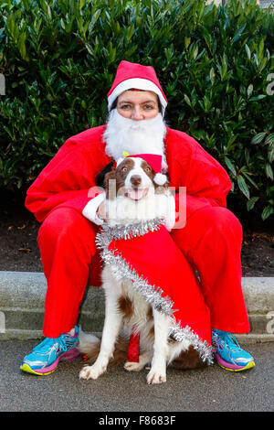 Glasgow, Scotland, Regno Unito. 06 Dic, 2015. Più di 6000 corridori di tutte le età e abilità ha preso parte a Glasgow annuali di 'Santa Dash' Fun Run di 5k attorno al centro della città. Le guide sono state tutte vestite di Santa tute e una barba, in partenza e a George Square. Questa fun run è iniziato nel 2006 e ha sollevato oltre 100.000 sterline per vari enti di beneficenza e questo anno la nominata la carità era il Principe e la Principessa di Galles Ospizio. Il prossimo anno ricorre il decimo anniversario della corsa e si spera di avere 10.000 corridori prendere parte. Credito: Findlay/Alamy Live News Foto Stock