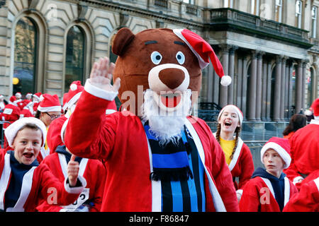 Glasgow, Scotland, Regno Unito. 06 Dic, 2015. Più di 6000 corridori di tutte le età e abilità ha preso parte a Glasgow annuali di 'Santa Dash' Fun Run di 5k attorno al centro della città. Le guide sono state tutte vestite di Santa tute e una barba, in partenza e a George Square. Questa fun run è iniziato nel 2006 e ha sollevato oltre 100.000 sterline per vari enti di beneficenza e questo anno la nominata la carità era il Principe e la Principessa di Galles Ospizio. Il prossimo anno ricorre il decimo anniversario della corsa e si spera di avere 10.000 corridori prendere parte. Credito: Findlay/Alamy Live News Foto Stock