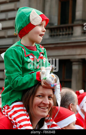 Glasgow, Scotland, Regno Unito. 06 Dic, 2015. Più di 6000 corridori di tutte le età e abilità ha preso parte a Glasgow annuali di 'Santa Dash' Fun Run di 5k attorno al centro della città. Le guide sono state tutte vestite di Santa tute e una barba, in partenza e a George Square. Questa fun run è iniziato nel 2006 e ha sollevato oltre 100.000 sterline per vari enti di beneficenza e questo anno la nominata la carità era il Principe e la Principessa di Galles Ospizio. Il prossimo anno ricorre il decimo anniversario della corsa e si spera di avere 10.000 corridori prendere parte. Credito: Findlay/Alamy Live News Foto Stock