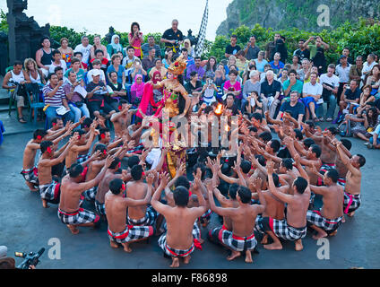 DENPASAR - Luglio 27: Balinese tradizionale danza Kecak mostrato a Denpasar, Bali, Indonesia il 27 luglio 2010. Kecak (noto anche come R Foto Stock