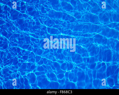 Bella piscina chiara acqua riflettente nel sun Foto Stock