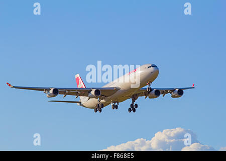 Zurigo - 18 Luglio: Swiss A-340 sbarco in Zurich Airport dopo il volo intercontinentale sulla luglio 18, 2015 a Zurigo, Svizzera. Z Foto Stock