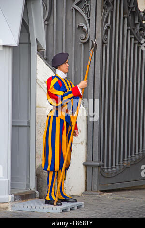 Città del Vaticano - Vaticano - 1 agosto: famosa Guardia Svizzera basilica surveil entrata su Agosto 1, 2014 in Vaticano. La protezione papale wit Foto Stock