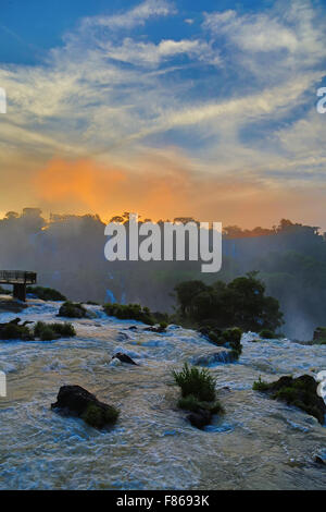 Tramonto sulla famosa cascate Iguazu, al confine tra Brasile e Argentina Foto Stock