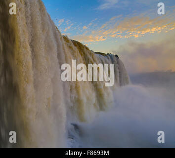 Tramonto sulla famosa cascate Iguazu, al confine tra Brasile e Argentina Foto Stock