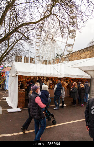 Lincoln Mercatino di Natale 06/12/2015 Lincolnshire England Regno Unito i visitatori accorrono per vedere le bancarelle che vendono i loro prodotti alimentari vendita di stallo spuntini Foto Stock