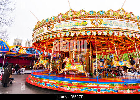 Merry Go Round ride fair merry-go-round parco di divertimenti per i bambini il divertimento passeggiate divertimento Lincoln Mercatino di Natale 06/12/2015 Lincolnshire England Regno Unito i visitatori accorrono per vedere le bancarelle che vendono i loro prodotti di stallo alimentare Foto Stock