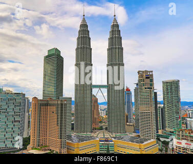 A KUALA LUMPUR - novembre 28: il famoso "Petronas Torri" il 28 novembre 2015 a Kuala Lumpur, Malesia. "Petronas Towers' anche sapere Foto Stock