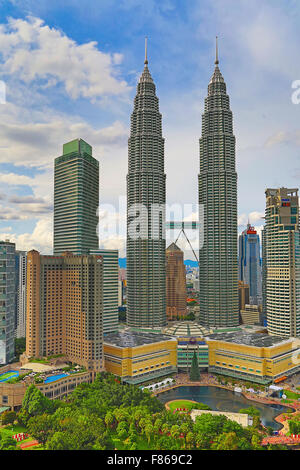 A KUALA LUMPUR - novembre 28: il famoso "Petronas Torri" il 28 novembre 2015 a Kuala Lumpur, Malesia. "Petronas Towers' anche sapere Foto Stock