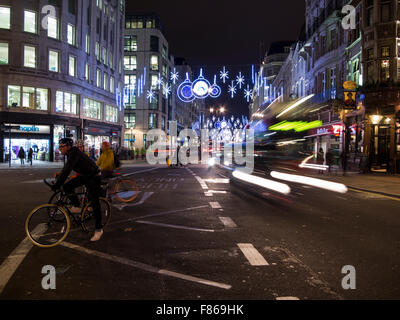 Le decorazioni di Natale e del traffico sullo Strand a Londra Foto Stock