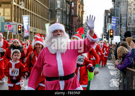 Più di 6000 corridori di tutte le età e abilità ha preso parte a Glasgow annuali di 'Santa Dash' Fun Run di 5k attorno al centro della città. Le guide sono state tutte vestite di Santa tute e una barba, in partenza e a George Square. Questa fun run è iniziato nel 2006 e ha sollevato oltre 100.000 sterline per vari enti di beneficenza e questo anno la nominata la carità era il Principe e la Principessa di Galles Ospizio. Il prossimo anno ricorre il decimo anniversario della corsa e si spera di avere 10.000 corridori prendere parte. Foto Stock
