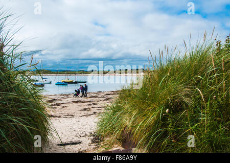 Paio di camminare sulla spiaggia in Northumberland Beadnell Ray Boswell Foto Stock