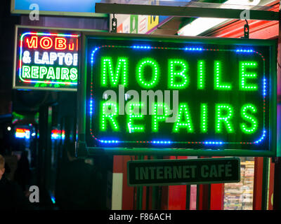 Telefono cellulare e computer portatile segni di riparazione Foto Stock