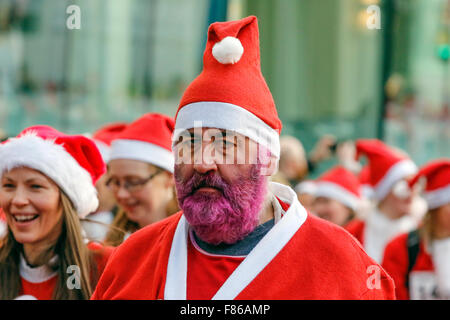 Più di 6000 corridori di tutte le età e abilità ha preso parte a Glasgow annuali di 'Santa Dash' Fun Run di 5k attorno al centro della città. Le guide sono state tutte vestite di Santa tute e una barba, in partenza e a George Square. Questa fun run è iniziato nel 2006 e ha sollevato oltre 100.000 sterline per vari enti di beneficenza e questo anno la nominata la carità era il Principe e la Principessa di Galles Ospizio. Il prossimo anno ricorre il decimo anniversario della corsa e si spera di avere 10.000 corridori prendere parte. Foto Stock