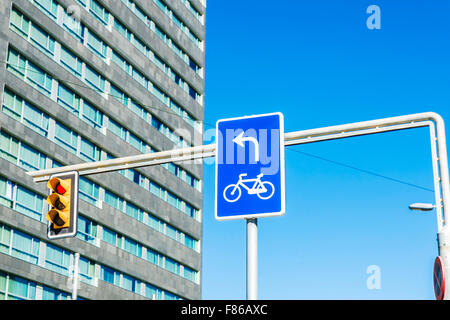 Cartello blu 'pista ciclabile' e semaforo rosso a Barcellona, in Catalogna, Spagna Foto Stock