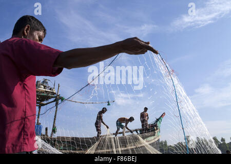 Nov. 29, 2015 - Cox's Bazar, Bangladesh - Cox's Bazar, BANGLADESH - Novembre 29:Fisher uomo del cambiamento climatico e del livello del mare area di sollevamento a riparare le net per la pesca in mare nei pressi di Kutubdia Islandof Cox's Bazar Dstrict il 29 novembre 2015.Kutubdia, un isola a Cox's Bazar costa. le avversità di natura principalmente indotta dal cambiamento climatico. Durante gli ultimi due decenni gli impatti del clima in Bangladesh sono stati accellerating.Kutubdia è anche colpito duramente. Il posto è molto vulnerabile ai cicloni e mareggiate, che sono diventati più frequenti e intense in Bangladesh nonché in aumento Foto Stock