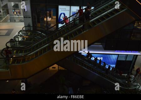 Bellissima vista del multi-storia vista di escalator in moderno shopping mall Foto Stock