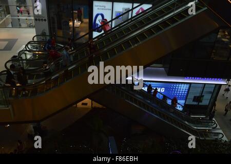 Bellissima vista del multi-storia vista di escalator in moderno shopping mall Foto Stock