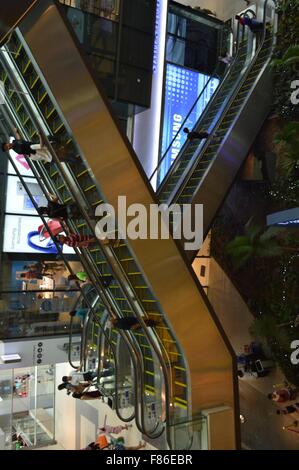 Bellissima vista del multi-storia vista di escalator in moderno shopping mall Foto Stock