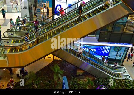 Bellissima vista del multi-storia vista di escalator in moderno shopping mall Foto Stock