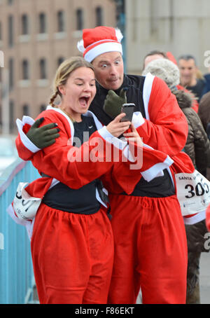 Santa nella città è uno di Londra più recente Christmas Santa corre con il suo inizio e fine al di fuori di City Hall. Il percorso ha preso runner per il Tower Bridge e intorno alla Torre di Londra, Regno Unito Foto Stock