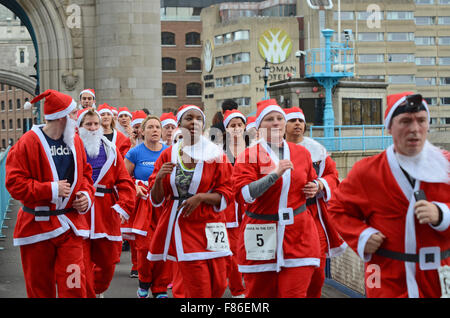 Santa nella città è uno di Londra più recente Christmas Santa corre con il suo inizio e fine al di fuori di City Hall. Il percorso ha preso runner per il Tower Bridge e intorno alla Torre di Londra, Regno Unito Foto Stock