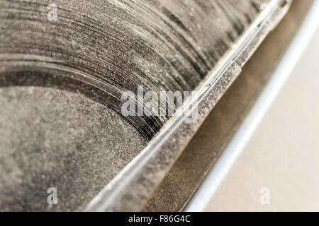 Primo piano della polvere auto coperto tergivetri del parabrezza che necessita di un lavaggio per rimuovere la sporcizia Foto Stock