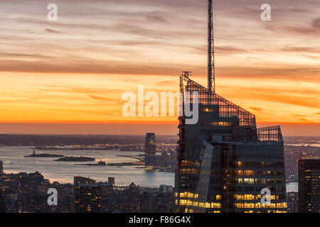 Vista aerea del centro cittadino di Manhattan e Bank of America Tower al tramonto. La Statua della Libertà viene visualizzato nel porto di New York. New York