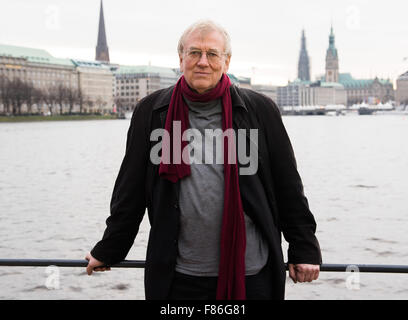 Amburgo, Germania. 3 dicembre, 2015. Il fondatore del " Premio Nobel Alternativo", Jakob von Uexkuell, pone sul terrapieno del Binnenalster ad Amburgo, Germania, 3 dicembre 2015. Foto: Daniel Bockwoldt/dpa/Alamy Live News Foto Stock