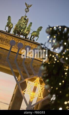 Berlino, Germania. 06 Dic, 2015. Un menorah sorge sulla Pariser Platz davanti alla Porta di Brandeburgo a Berlino, Germania, 06 dicembre 2015. La prima candela sulle TEN-metro-tall menorah sarà accesa per Chanukah questa sera. Foto: JOERG CARSTENSEN/dpa/Alamy Live News Foto Stock