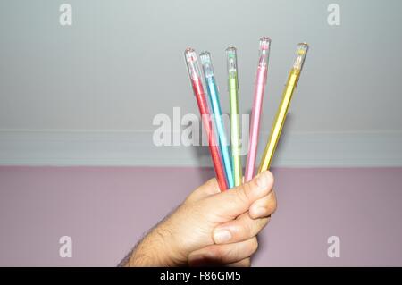 Multicolor set di penne e bianco-board pennarello in mano umana Foto Stock