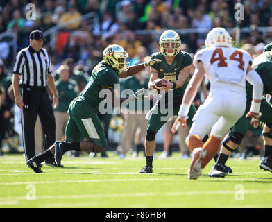 Waco, Texas, Stati Uniti d'America. 5 Dic, 2015. wide receiver Lynx Hawthorne (7) del Baylor appoggia le mani la palla fuori durante il NCAA Football gioco tra Texas vs Baylor a McLane Stadium di Waco, Texas. © csm/Alamy Live News Foto Stock