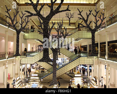 Le Bon Marche department store, decorazione di Natale, Parigi, Francia, l'iconica central scale mobili progettati da Andree Putman Foto Stock