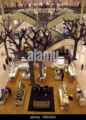 Le Bon Marche department store,decorazione di Natale, Parigi, Francia,l'iconica central scale mobili progettati da Andree Putman Foto Stock