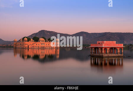 Il Palazzo d'acqua Jal Mahal al tramonto, Jaipur, Rajasthan, India Foto Stock