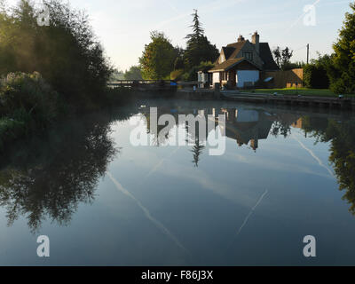 La mattina presto Kings bloccare fiume Tamigi Oxford Regno Unito Foto Stock