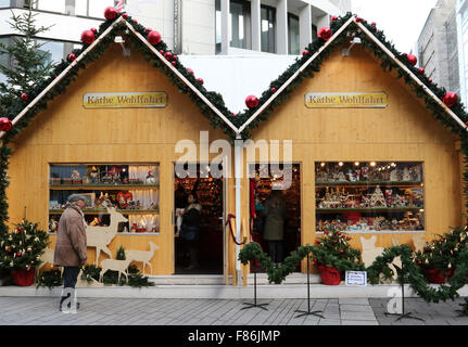 Düsseldorf, Germania. Il 6 dicembre 2015. Natale in Nordrhein Westfalen. Düsseldorf Kaiserswerth e sulla festa di San Nicola Sankt Nikolaus Tag. Mercatini di Natale, Weihnachtsmärkte. Credito: Ashley Greb/Alamy Live News Foto Stock