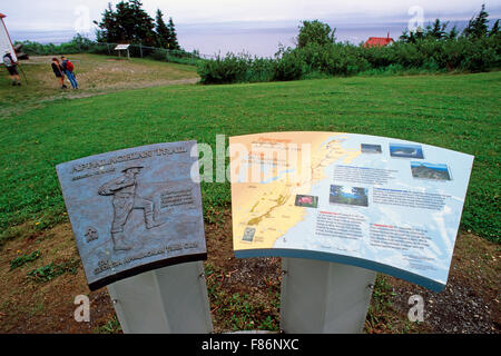 Cap Gaspé, cartello informativo alla fine del sentiero Appalachian, sentiero escursionistico dalla Georgia (USA) a Gaspesie nel Parco Nazionale di Forillon, Quebec (Canada) Foto Stock