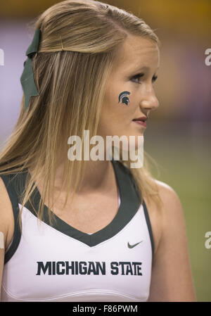 Indianapolis, Indiana, Stati Uniti d'America. 05 Dic, 2015. Michigan State cheerleader esegue durante il NCAA Football azione di gioco tra il Michigan State Spartans e l'Iowa Hawkeyes a Lucas Oil Stadium di Indianapolis, Indiana. Michigan State sconfitto Iowa 16-13. John Mersits/CSM/Alamy Live News Foto Stock