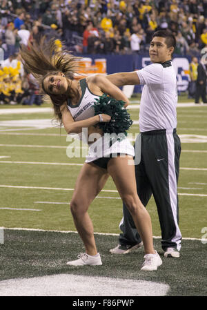 Indianapolis, Indiana, Stati Uniti d'America. 05 Dic, 2015. Michigan State cheerleader esegue durante il NCAA Football azione di gioco tra il Michigan State Spartans e l'Iowa Hawkeyes a Lucas Oil Stadium di Indianapolis, Indiana. Michigan State sconfitto Iowa 16-13. John Mersits/CSM/Alamy Live News Foto Stock