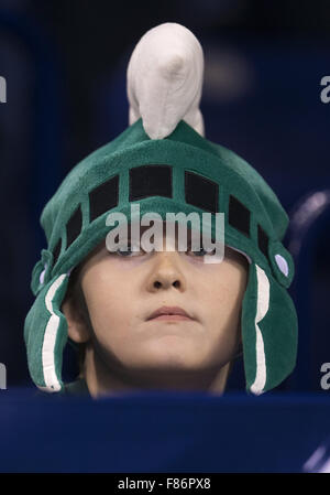 Indianapolis, Indiana, Stati Uniti d'America. 05 Dic, 2015. Michigan State ventola durante il NCAA Football azione di gioco tra il Michigan State Spartans e l'Iowa Hawkeyes a Lucas Oil Stadium di Indianapolis, Indiana. Michigan State sconfitto Iowa 16-13. John Mersits/CSM/Alamy Live News Foto Stock